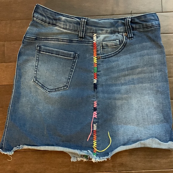 EUC CAT & JACK GIRLS DENIM JEAN SKIRT WITH MULTICOLORED THREAD GIRLS SIZE 10-12 - Picture 3 of 4